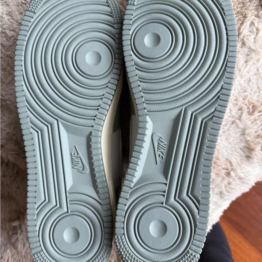 Brand New!!! Nike Men's Sneakers - Gray and Cream Tones. Perfect Christmas Gift - Picture 8 of 8